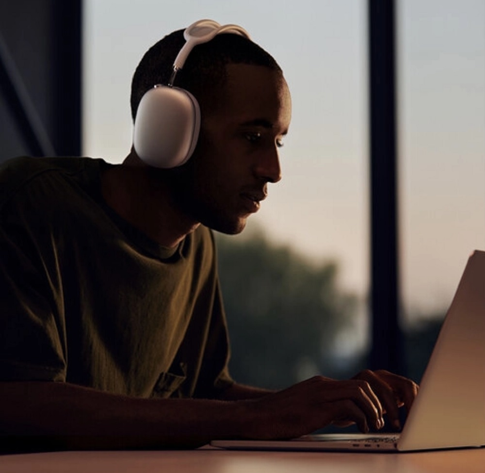 Apple AirPods Max in Space Gray